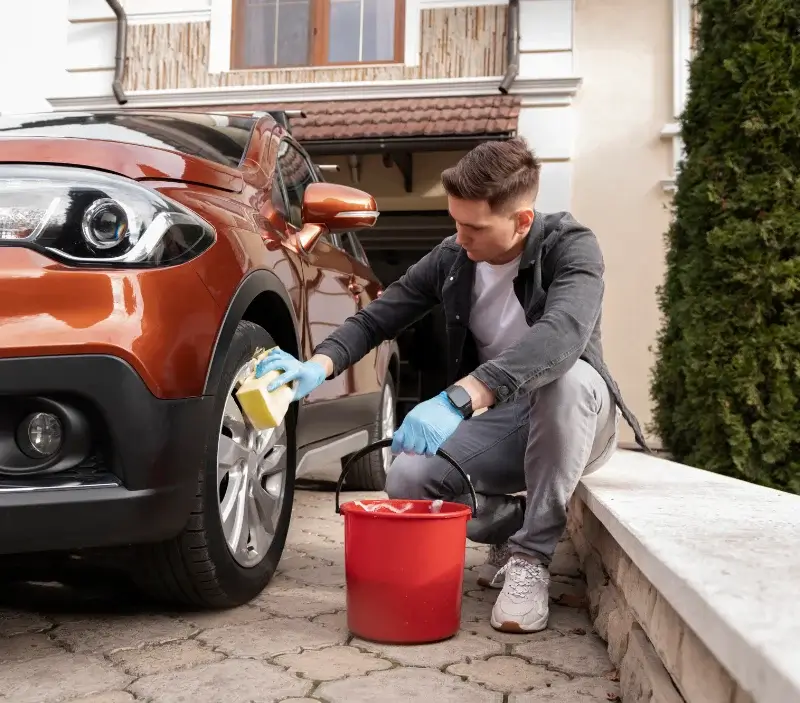 Lavage auto à domicile Nohant-Vic : professionnel intervenant sur un véhicule